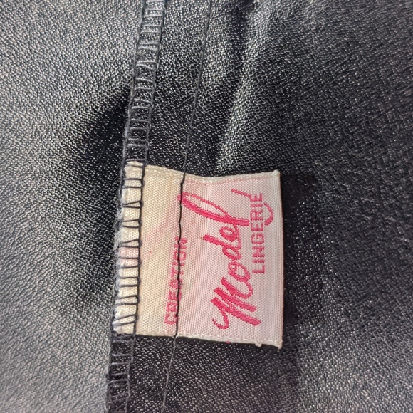 Vintage black half slip with floral embroidered hem - Picture 3 of 5